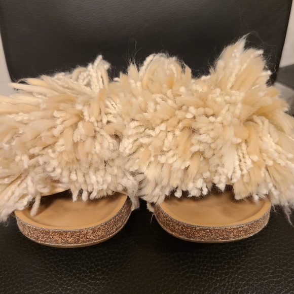 UGG Cindi Slippers, Size 6 - Picture 3 of 9